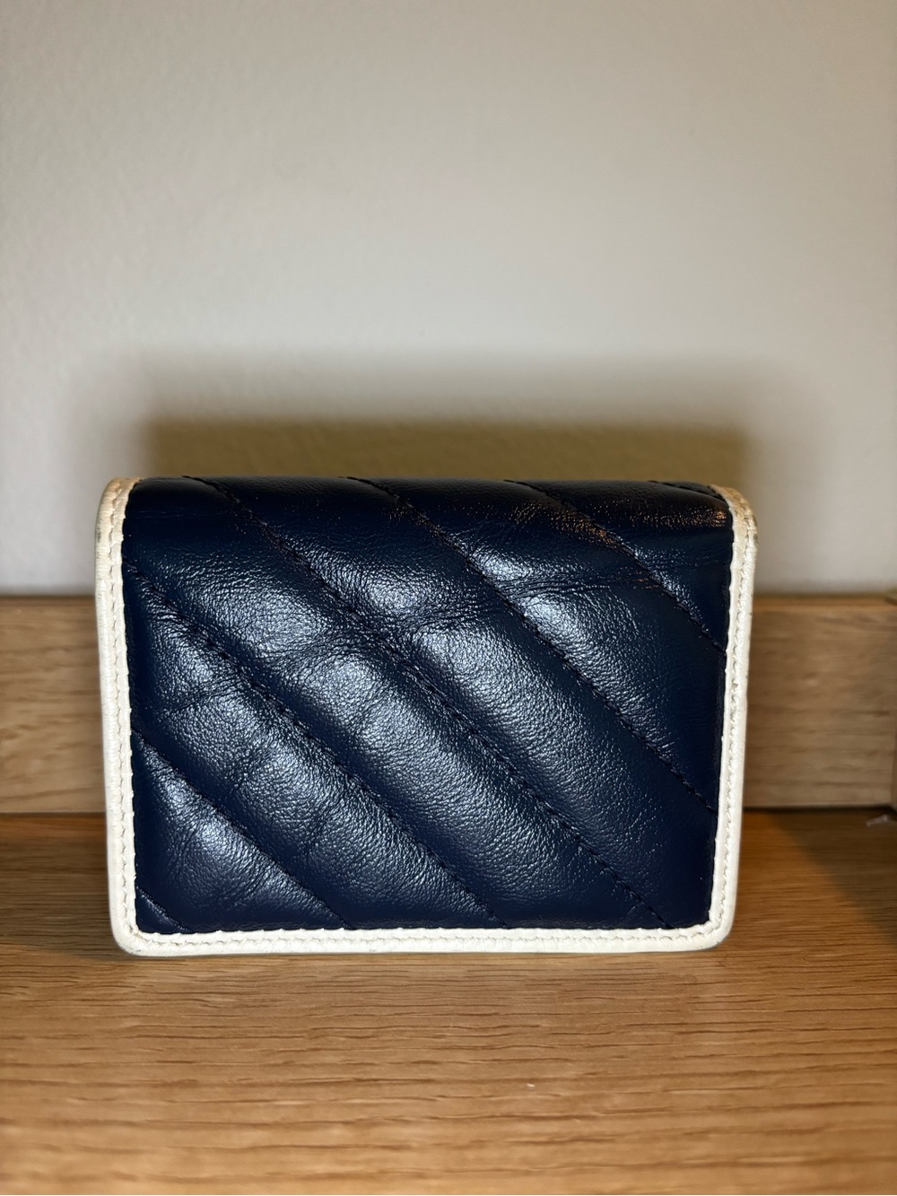 Gucci Navy Quilted Matelassé Wallet with White Trim and GG Hardware - Picture 3 of 10